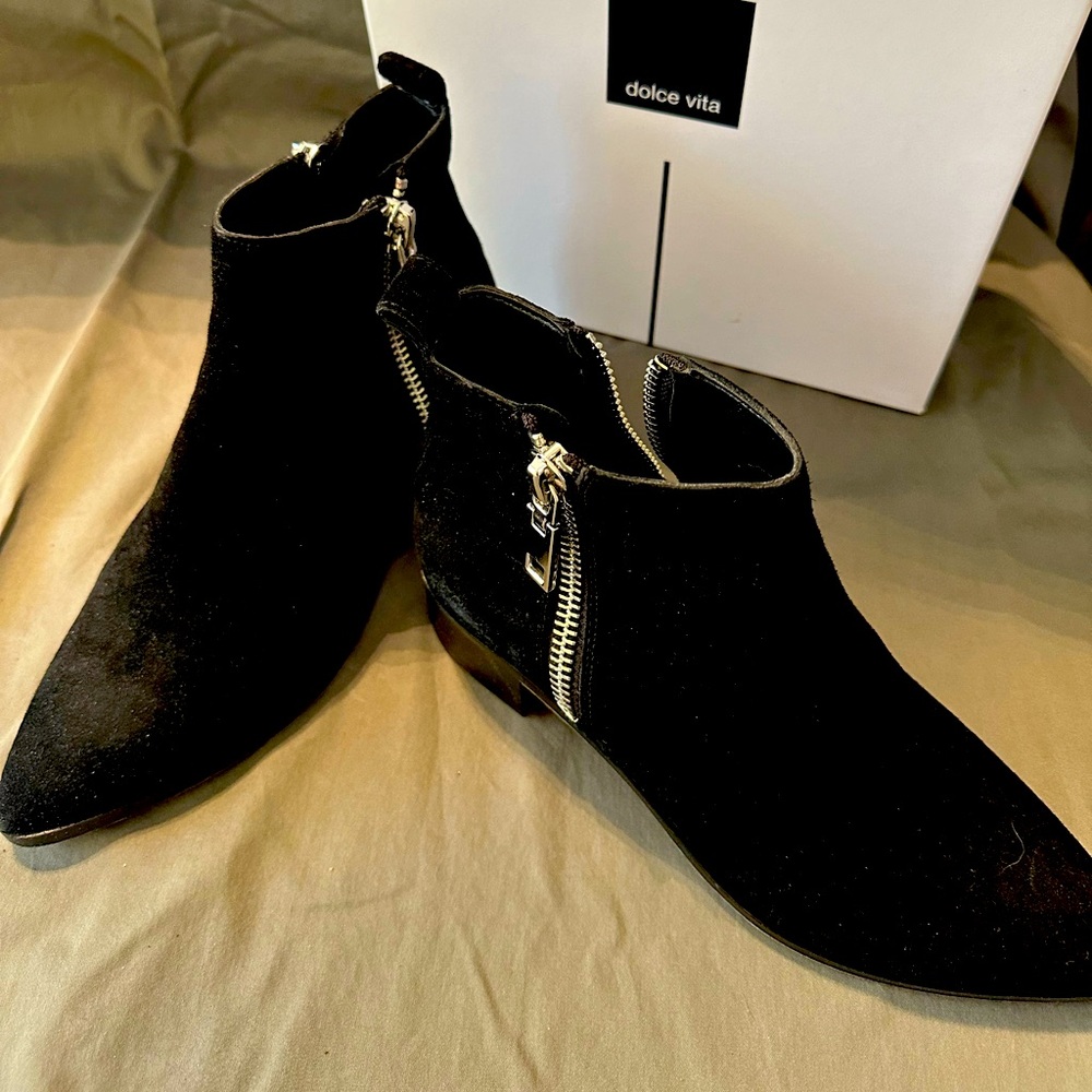 Dolce Vita suede size 7 booties